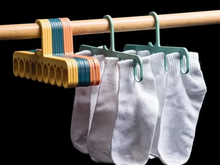 Kaos kaki yang digantung di gantungan baju bayi
