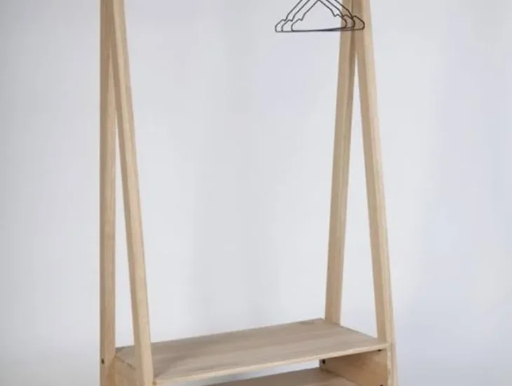 Gantungan baju kayu dilengkapi laci 
