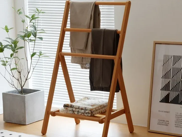  Gantungan baju minimalis dari kayu untuk celana