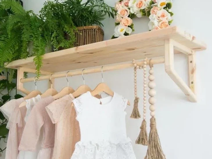 Gantungan baju kayu sekaligus rak tanaman