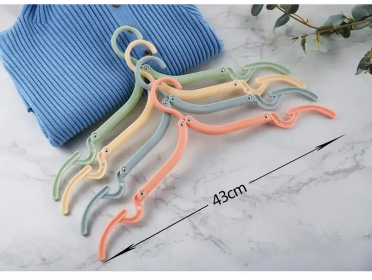 empat gantungan baju indoor warna warni