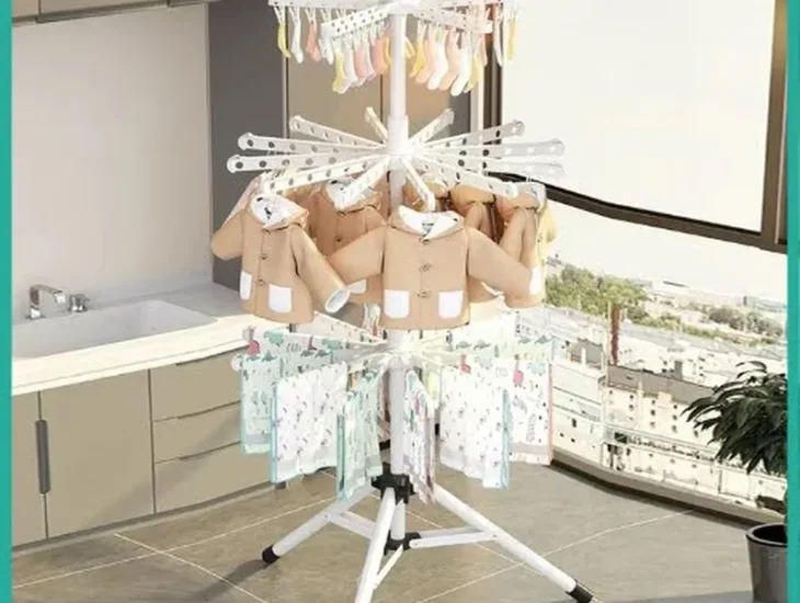 Baju yang digantung di gantungan baju bayi susun