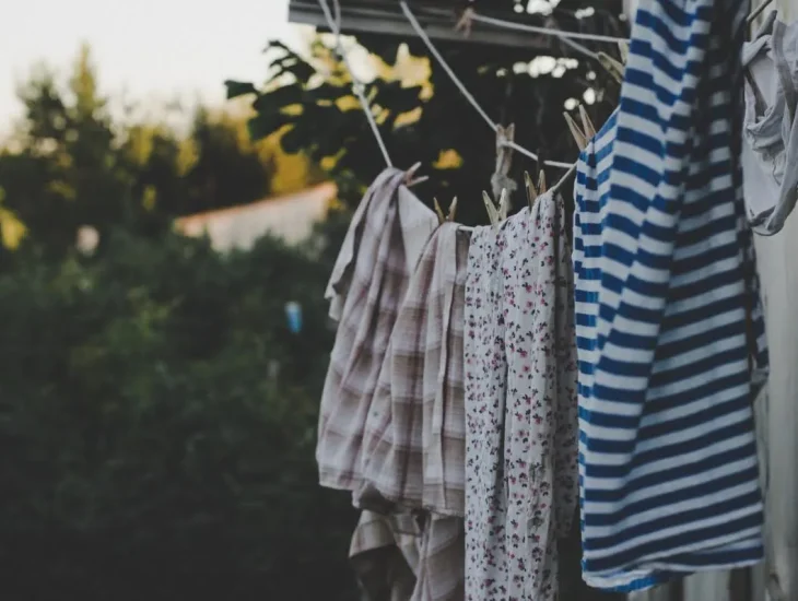 Gantungan baju bayi di luar ruangan