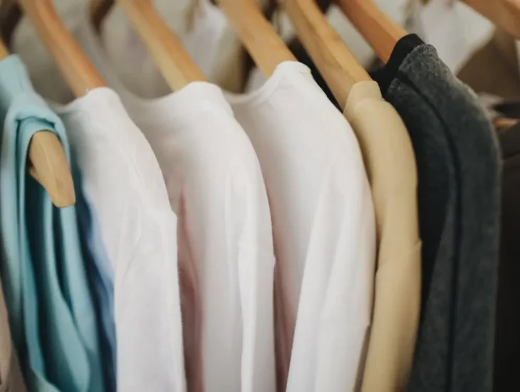 Pakaian yang digantung memakai gantungan baju kayu