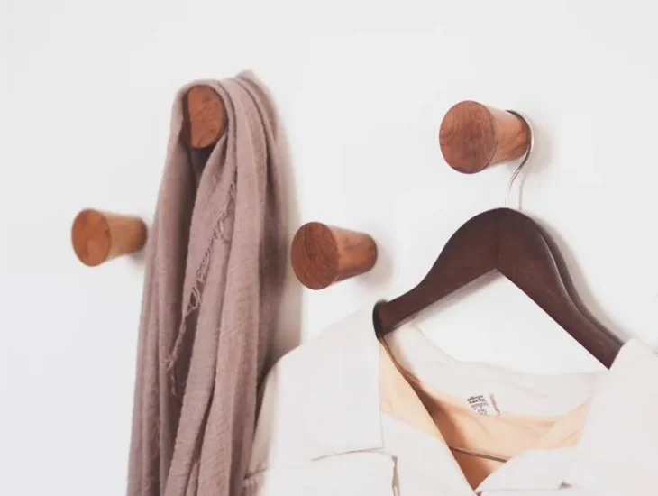 Model gantungan baju kayu yang menggunakan paku